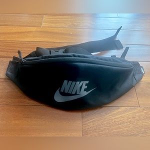 BNWOT Black/Gray Nike Heritage 3L Fannypack/Crossbody Bag.